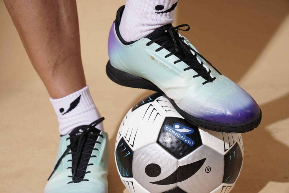 Concave Indonesia meluncurkan koleksi eksklusif M10 "Gradient" kerja sama dengan Mesut Ozil (dok. Concave Indonesia)