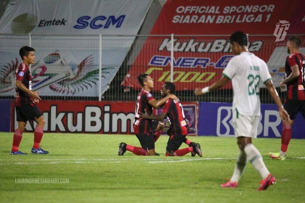 Dua pemain Persipura Jayapura yakni Muhammad Tahir (kiri) dan Elisa Basna (kanan) merayakan gol yang dicetak ke gawang PSS Sleman dalam laga pekan ke-32 BRI Liga 1 2021/22 di Stadion Kompyang Sujana Denpasar, 20 Maret 2022. (Dok. PT Liga Indonesia Baru)