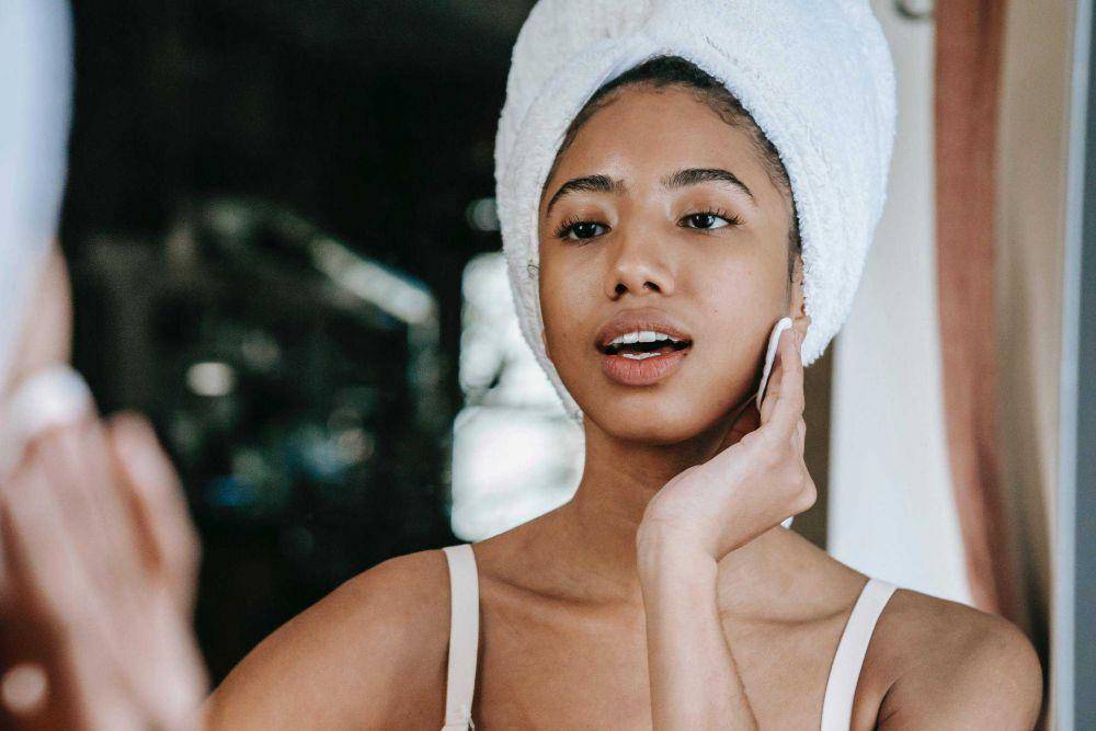 Wanita Melakukan Double Cleansing (pexels.com/SoraShimazaki)