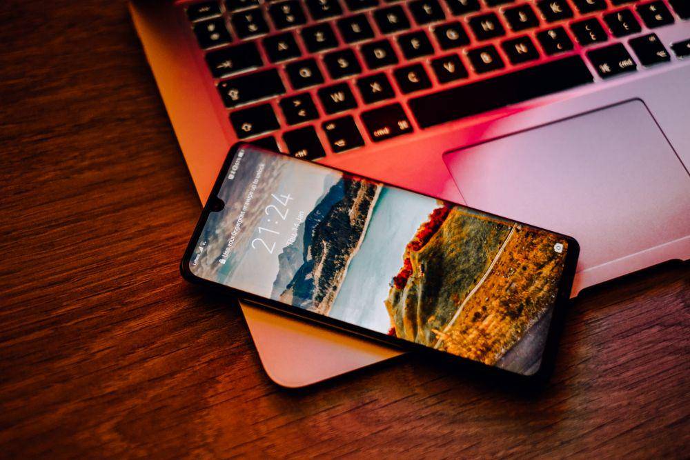 ilustrasi HP (unsplash.com/@kennyleys)