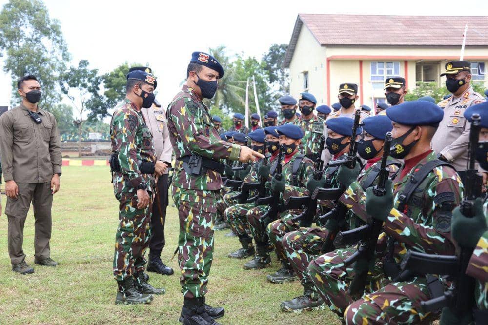 Kapolda Jateng Irjen Pol Ahmad Luthfi saat meninjau personel Brimob Kroya. (IDN Times/Dok Humas Polda Jateng)