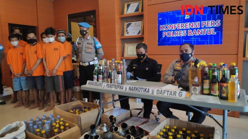 Barang bukti miras yang diamankan Polres Bantul jelang bulan Ramadan.(IDN Times/Daruwaskita)