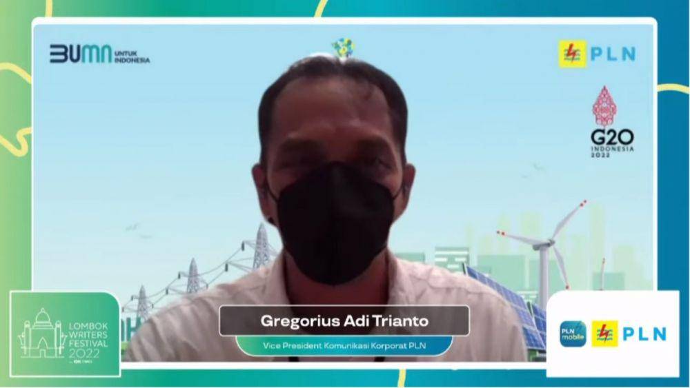 tangkap layar. Gregorius Adi Trianto, Vice President Komunikasi Korporat PLN saat menjadi narasumber untuk sesi ‘Mengangkat Transisi Energi di NTB’ pada event Lombok Writers Festival 2022 yang diselenggarakan oleh IDN TIMES dan disiarkan melalui Youtube IDN Times, Kamis (10/3). (dok. YouTube/IDN Times)