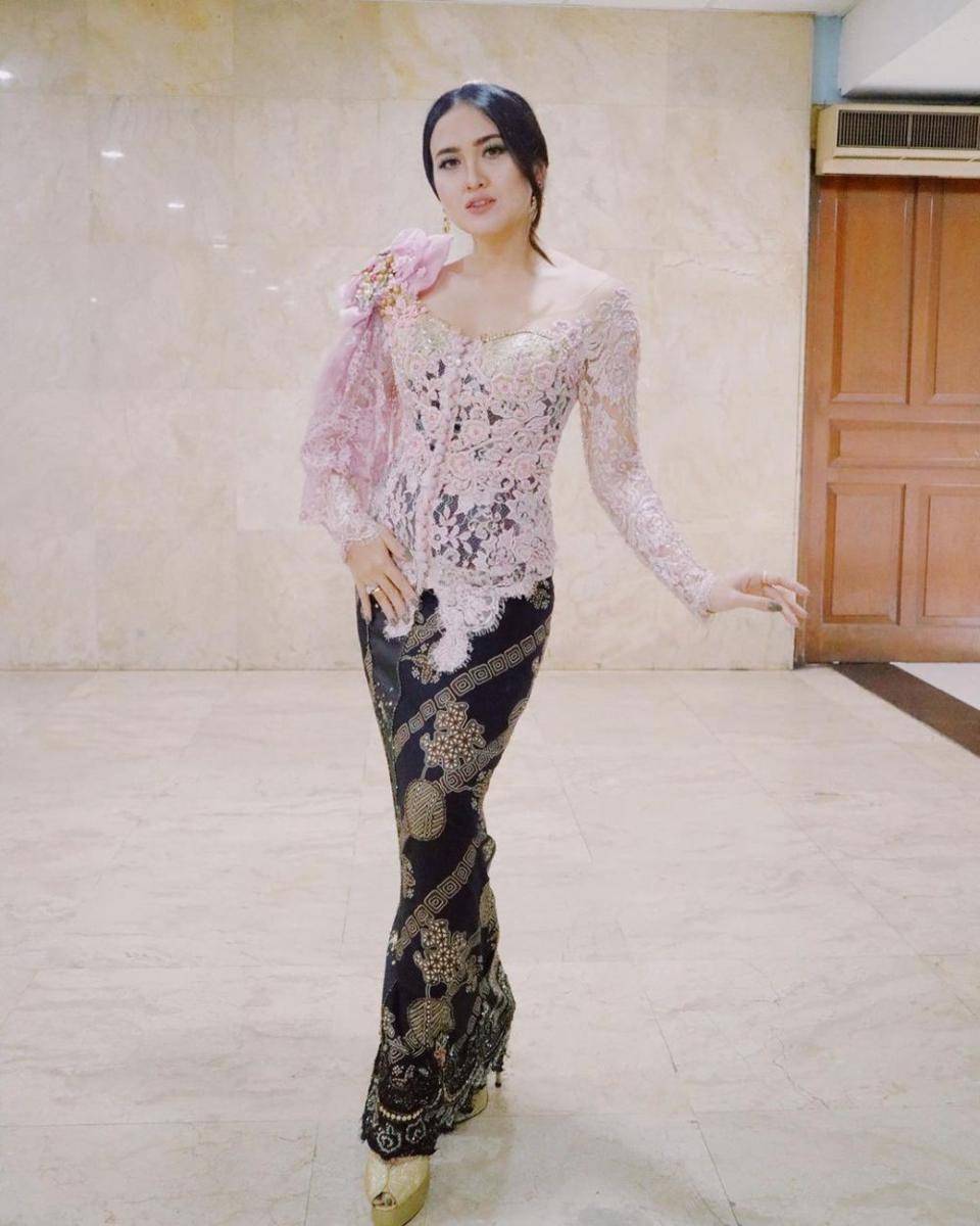 Kebaya Meggy Diaz (instagram.com/meggydiazworld)