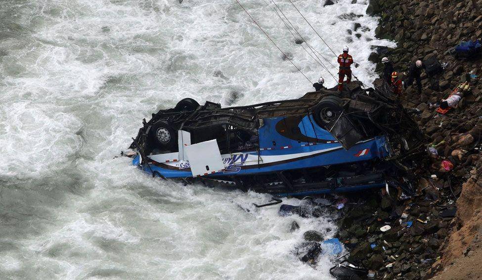 Bus jatuh dari tebing dan mendarat di pantai. (Reuters/Guadalupe Pardo)