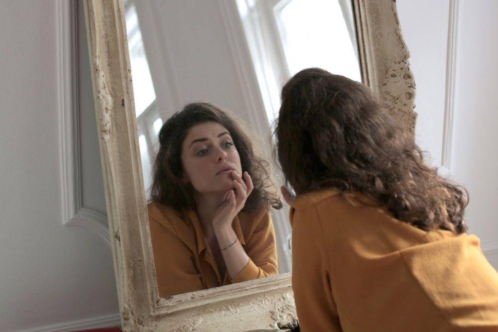 perempuan berkaca (pexels.com/Andrea Piacquadio)