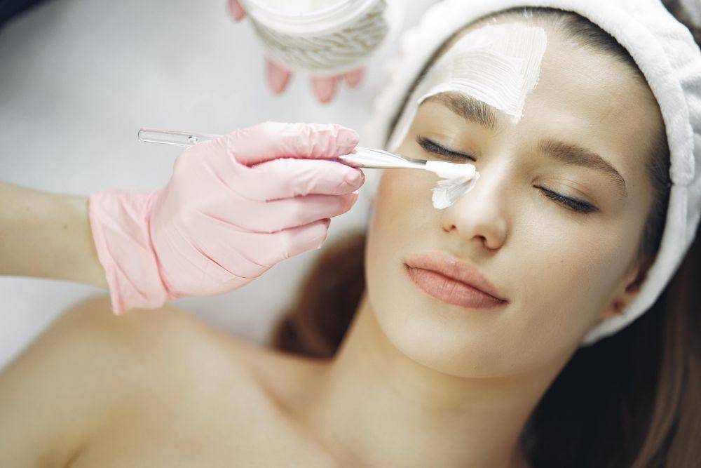 Wanita Menggunakan Skincare (pexels.com/GustavoFring)
