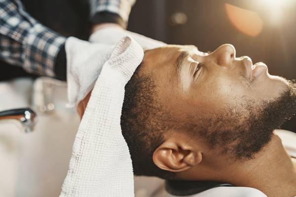 ilustrasi mengeringkan rambut dengan handuk (pexels.com/@gustavo-fring)