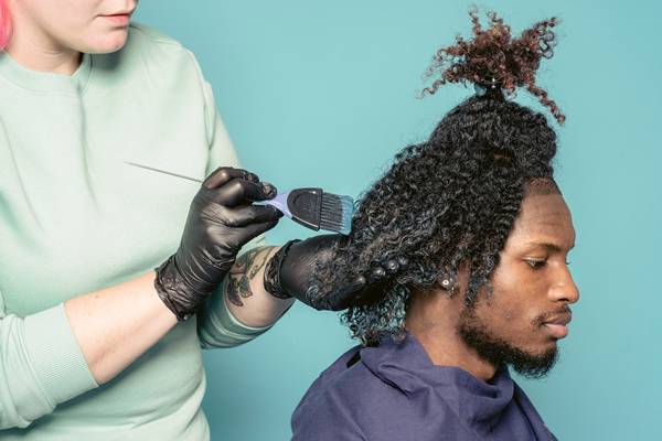 ilustrasi laki-laki mewarnai rambut (pexels.com/john-diez)