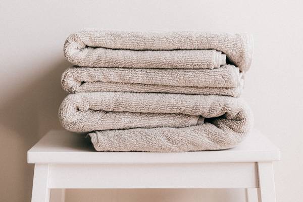 ilustrasi handuk microfiber (pexels.com/karolina-grabowska)