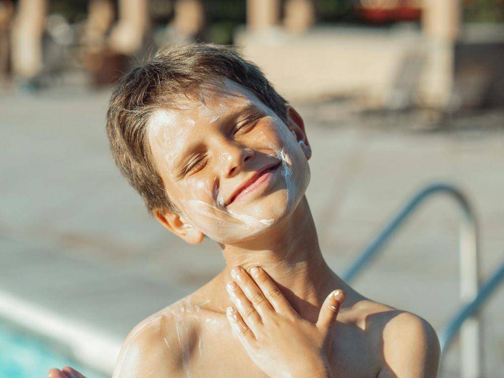 Anak Laki-laki Menggunakan Sunscreen (pexels.com/KindelMedia)
