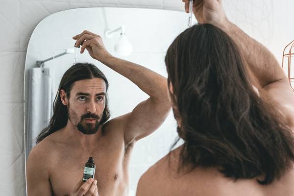 ilustrasi laki-laki menggunakan serum rambut (pexels.com/scandinavianbiolabsco)