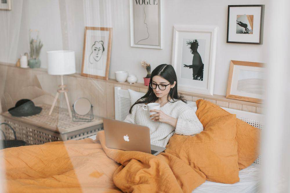 ilustrasi menonton film di laptop (pexels.com/Vlada Karpovich)