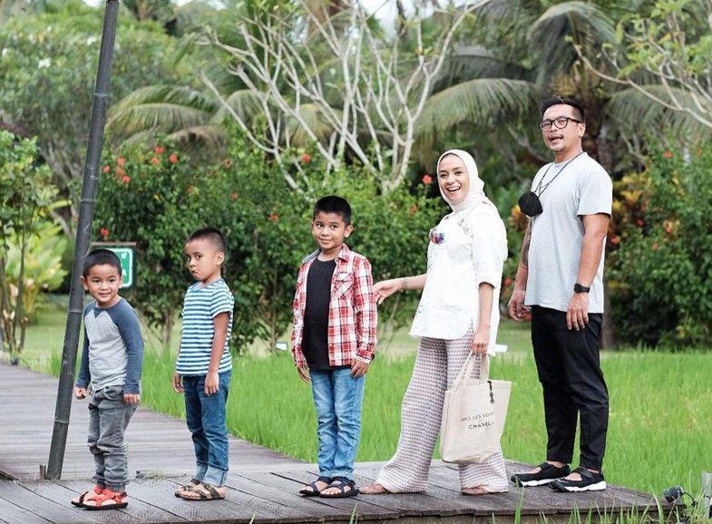 Satu Dekade Menikah, 9 Potret Harmonis Keluarga Enno Lerian