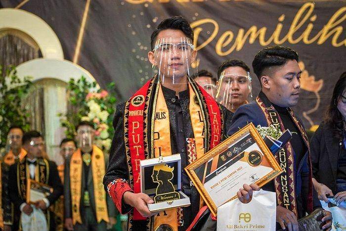 Gunawan Prasetyo meraih prestasi Pemenang Putra Lampung 2022 Pemilihan Putra dan Putri Lampung. (Dok. ITERA)>