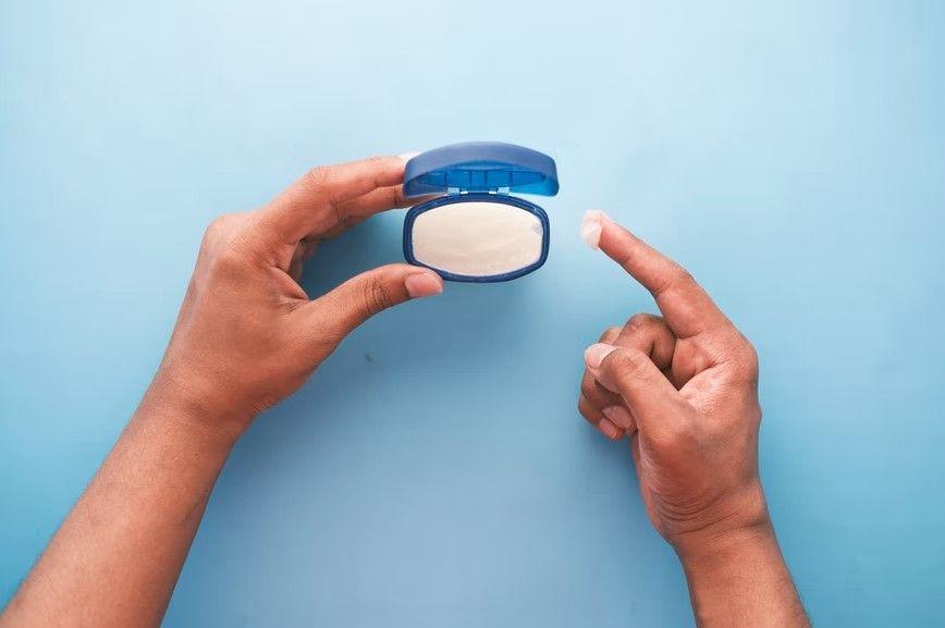 5 Bahan Alami Pengganti Petroleum Jelly, Mau Coba?