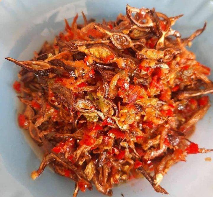 sambal teri (instagram.com/sambaldapur.idn)