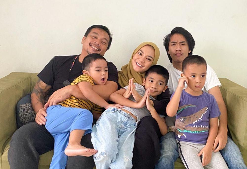 9 Potret Keluarga Enno Lerian yang Bahagia dengan Empat Anak