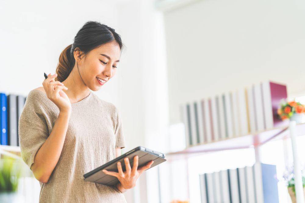 Seseorang sedang mengelola keuangan secara online (Shutterstock/Urbanscape)