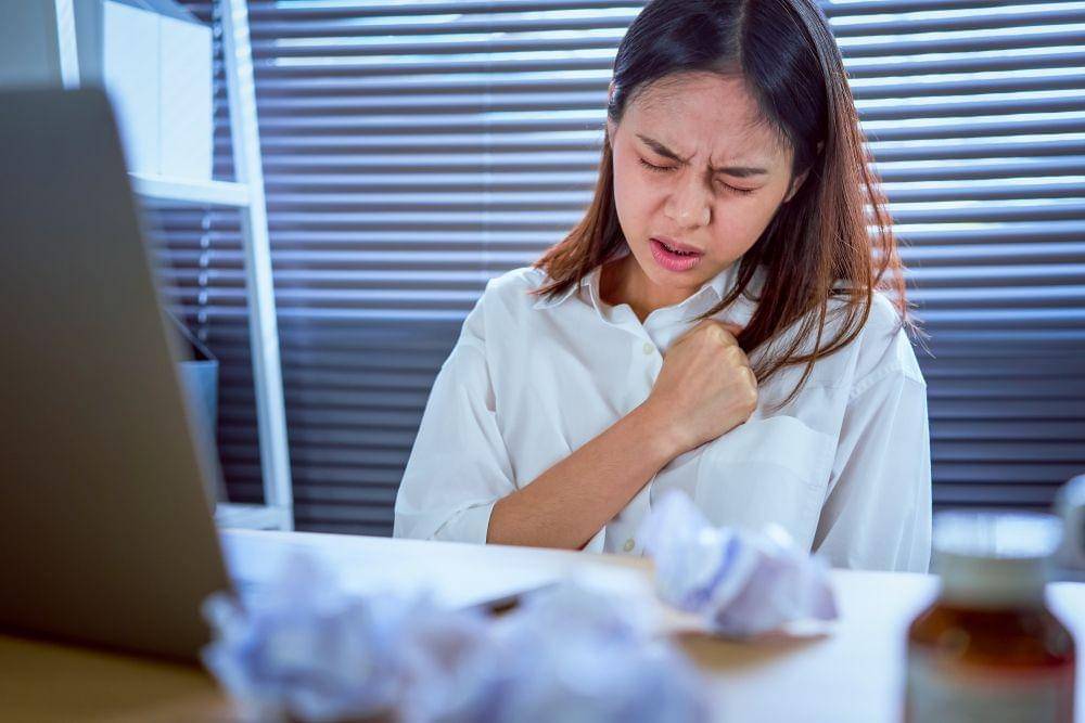 Seorang wanita mengalami sesak napas (Shutterstock/Sittiphong)