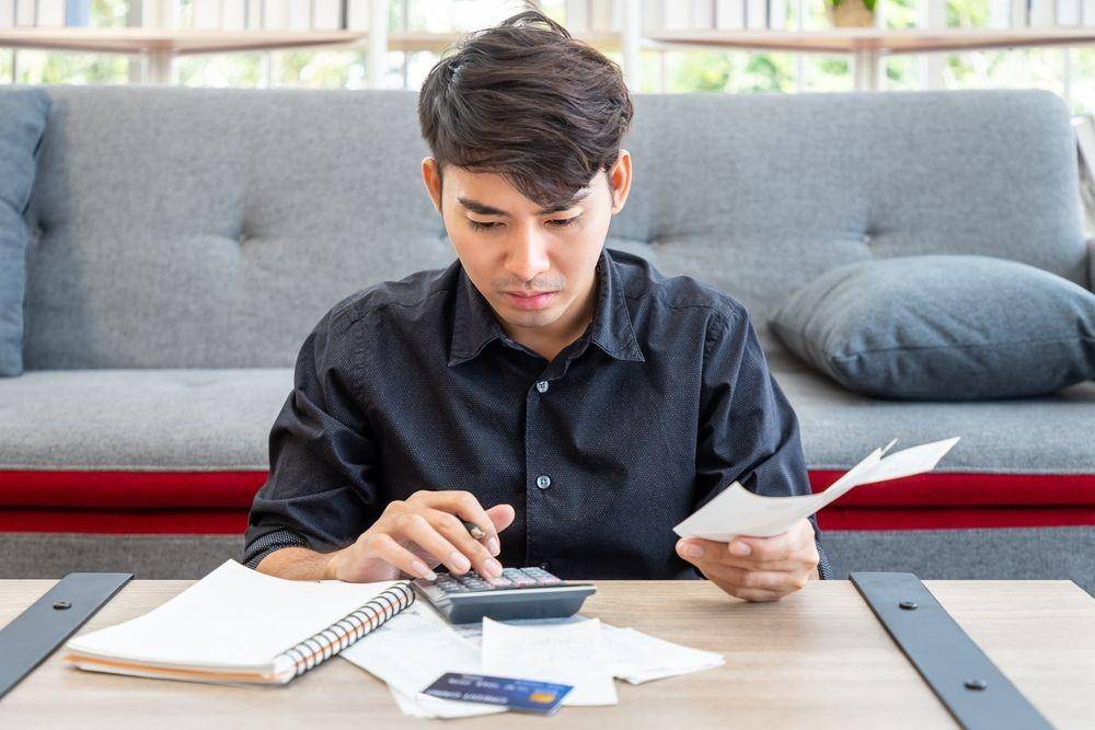 Seseorang sedang mengelola keuangannya (Shutterstock/Casper1774 Studio)