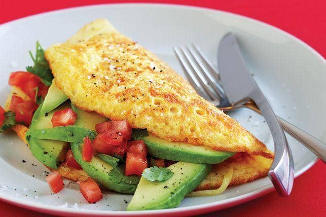ilustrasi tomato, cheese, and avocado omelette (www.taste.com.au)