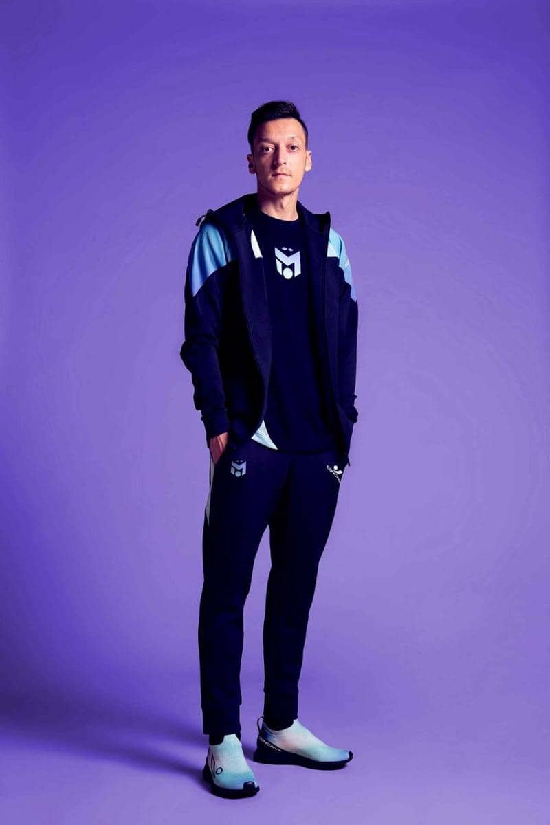 Concave Indonesia meluncurkan koleksi eksklusif M10 "Gradient" kerja sama dengan Mesut Ozil (dok. Concave Indonesia)