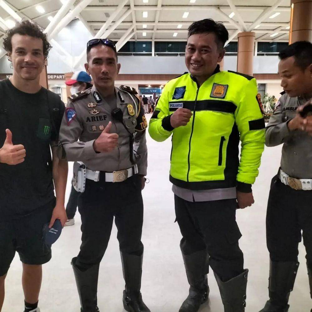 Apda Lalu Dwi Prayitno foto bersama Morbidelli, Senin (22/3/2022). (Dok Polda NTB)