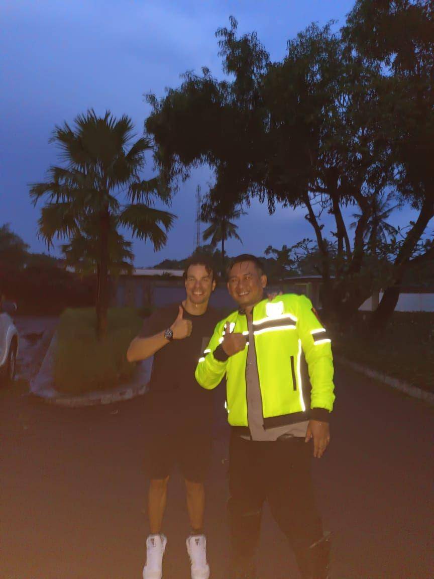 Apda Lalu Dwi Prayitno foto bersama Morbidelli, Senin (22/3/2022). (Dok Polda NTB)