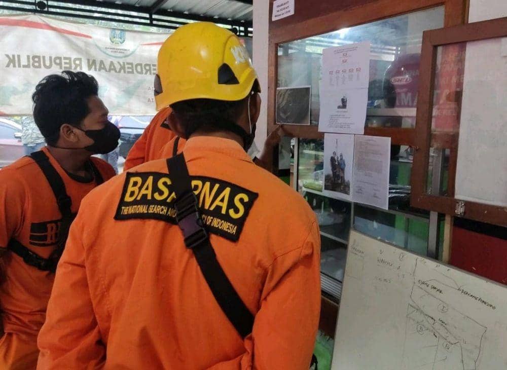 Tim SAR saat mempelajari peta pencarian pendaki yang hilang di Gunung Arjuno. dok. Kontor SAR Surabaya.