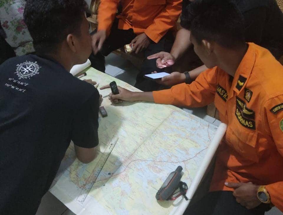 Tim SAR saat mempelajari peta pencarian pendaki yang hilang di Gunung Arjuno. dok. Kontor SAR Surabaya.