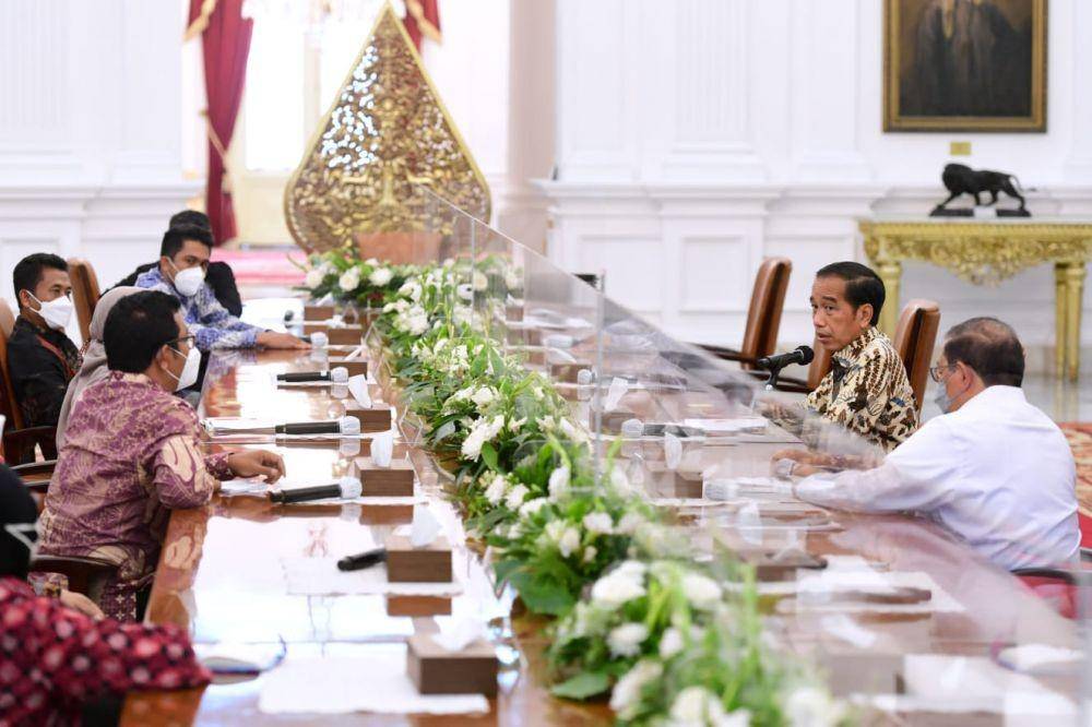 Presiden Jokowi menerima petani kepala sawit swadaya di Istana Merdeka, Rabu (23/3/2022) (dok. Septres)