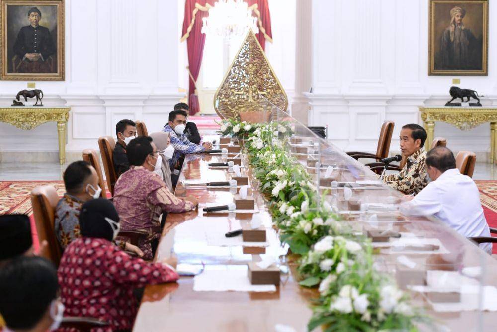 Presiden Jokowi menerima petani kepala sawit swadaya di Istana Merdeka, Rabu (23/3/2022) (dok. Septres)