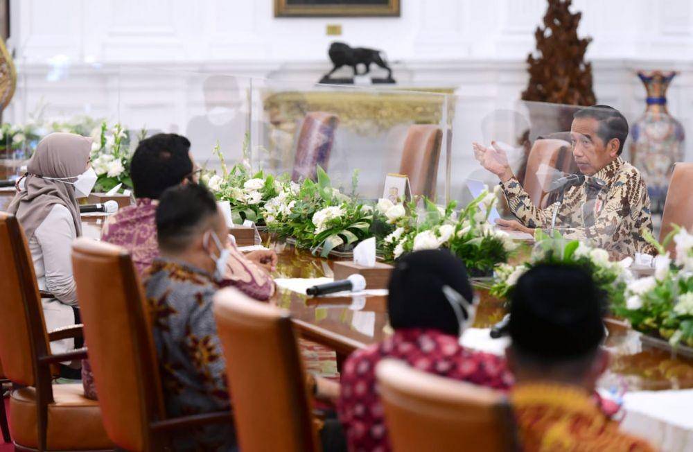 Presiden Jokowi menerima petani kepala sawit swadaya di Istana Merdeka, Rabu (23/3/2022) (dok. Septres)