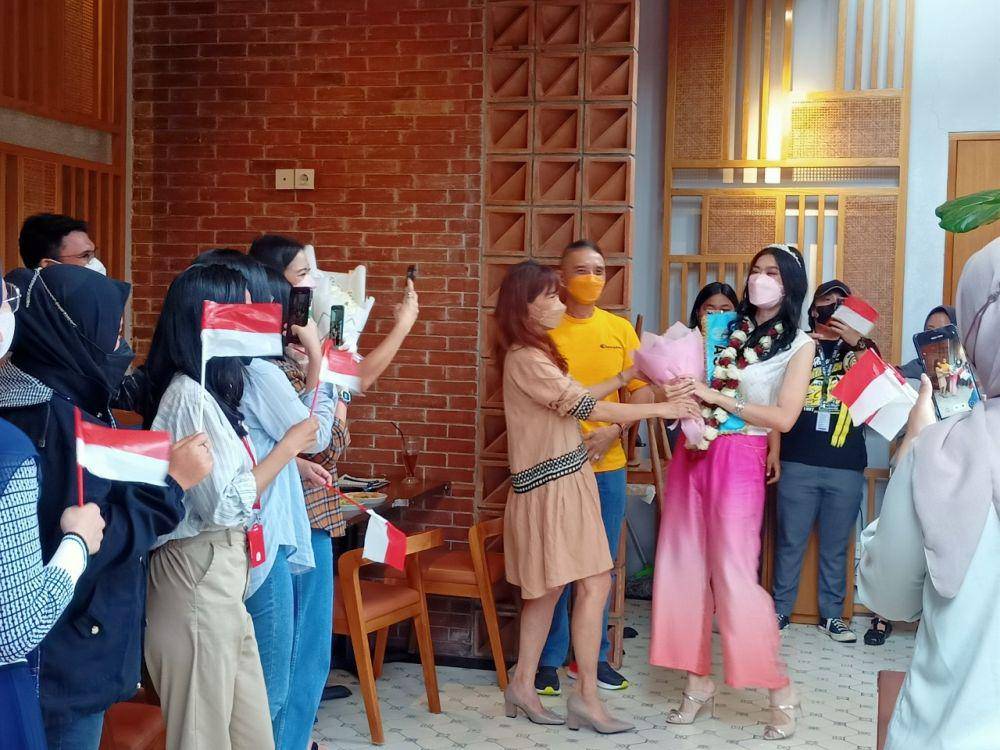 Potret kedatangan Carla Yules di Indonesia dengan membawa gelar Miss World Asis 2021 (IDN Times/M. Tarmizi Murdianto)