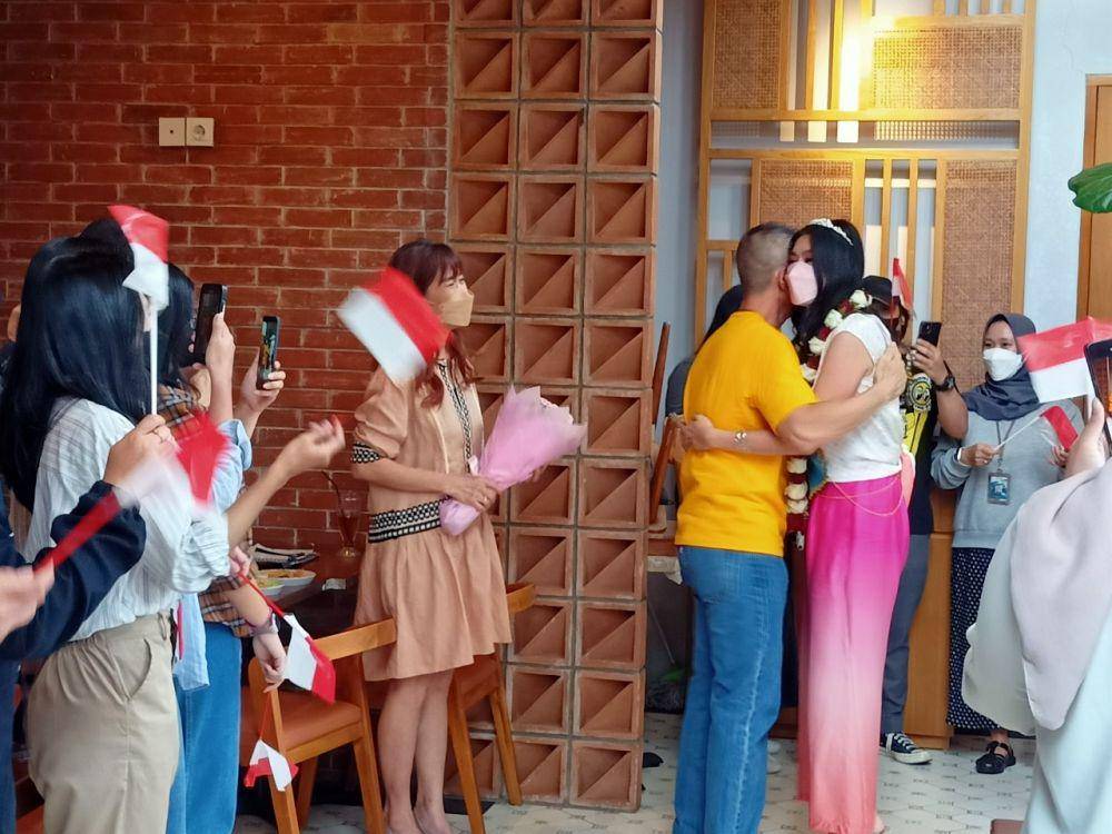 Potret kedatangan Carla Yules di Indonesia dengan membawa gelar Miss World Asis 2021 (IDN Times/M. Tarmizi Murdianto)