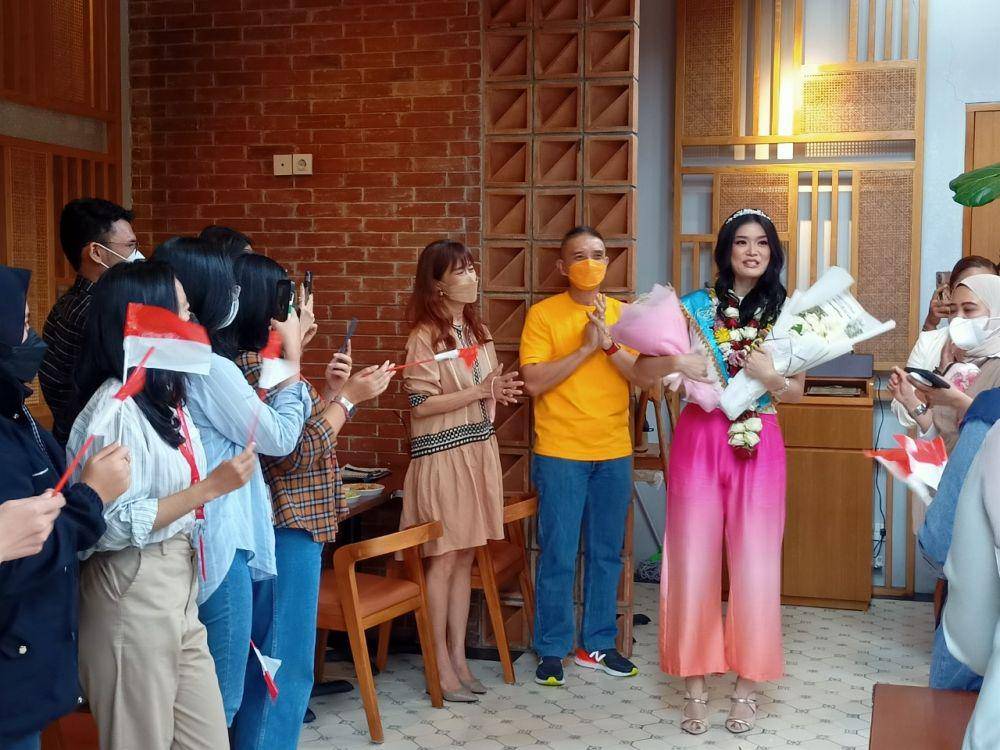 Potret kedatangan Carla Yules di Indonesia dengan membawa gelar Miss World Asis 2021 (IDN Times/M. Tarmizi Murdianto)