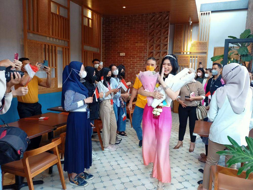 Potret kedatangan Carla Yules di Indonesia dengan membawa gelar Miss World Asis 2021 (IDN Times/M. Tarmizi Murdianto)