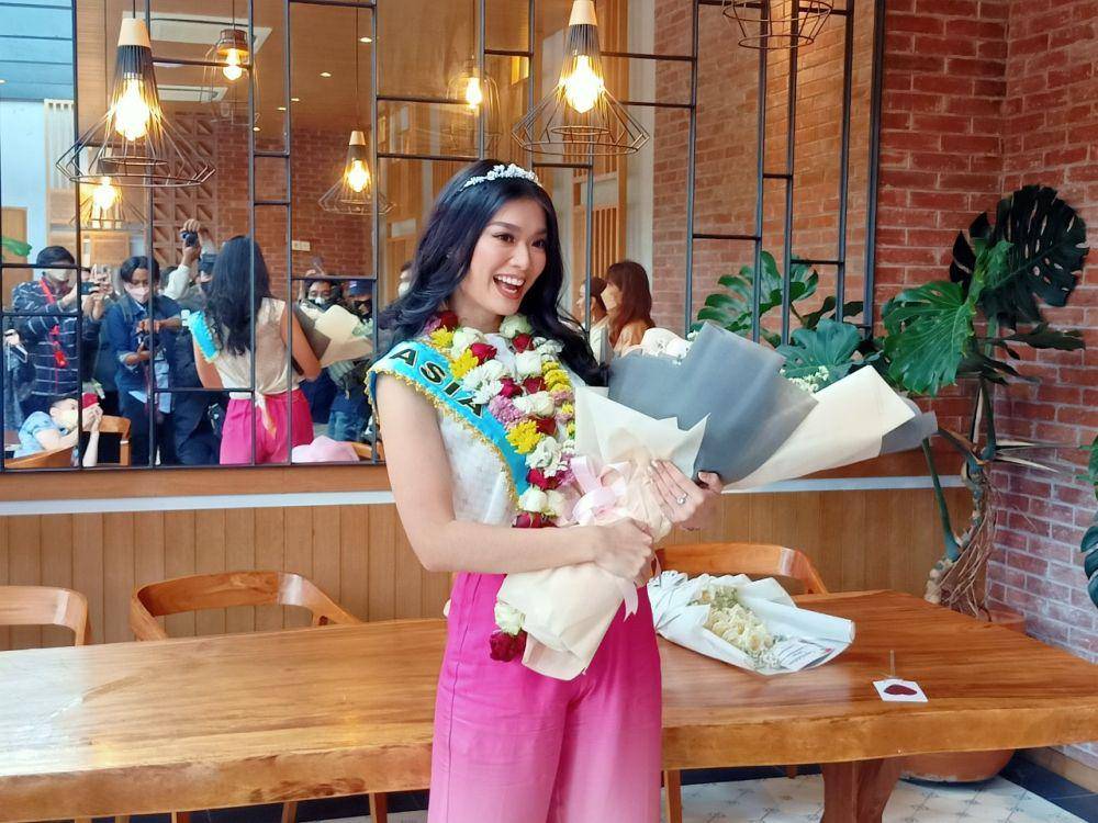 Potret kedatangan Carla Yules di Indonesia dengan membawa gelar Miss World Asis 2021 (IDN Times/M. Tarmizi Murdianto)