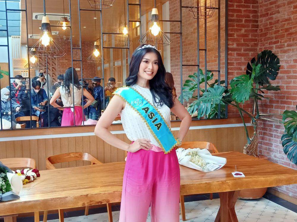 Potret kedatangan Carla Yules di Indonesia dengan membawa gelar Miss World Asis 2021 (IDN Times/M. Tarmizi Murdianto)