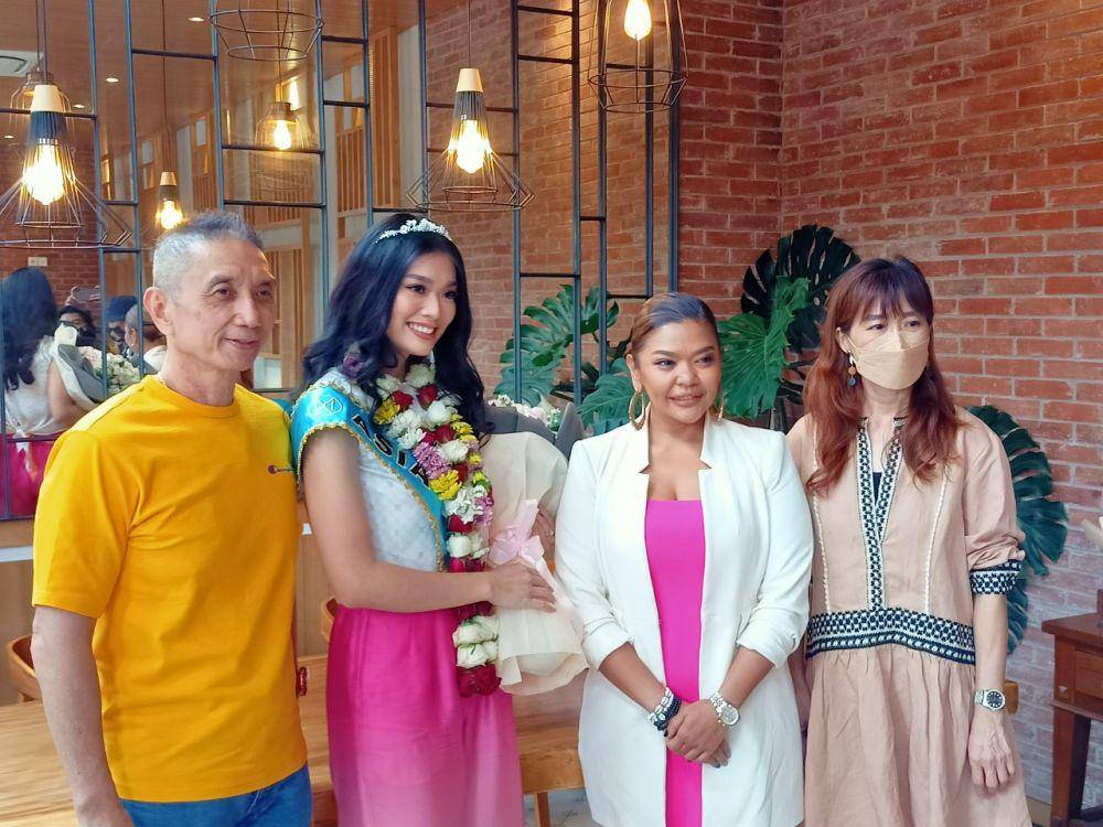 Potret kedatangan Carla Yules di Indonesia dengan membawa gelar Miss World Asis 2021 (IDN Times/M. Tarmizi Murdianto)