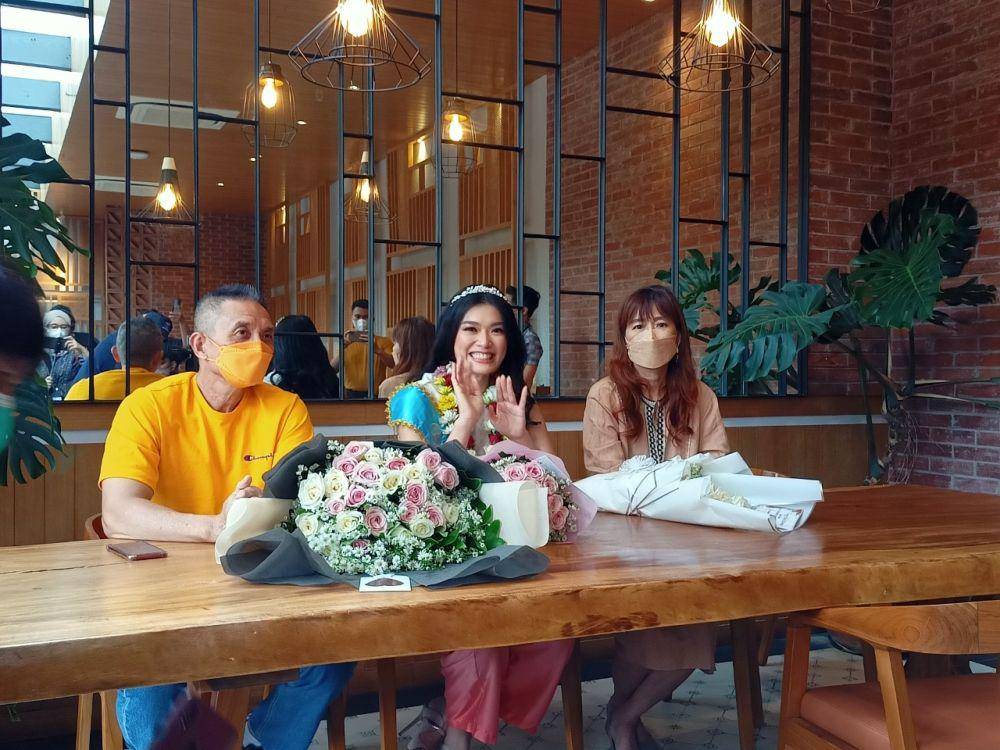 Potret kedatangan Carla Yules di Indonesia dengan membawa gelar Miss World Asis 2021 (IDN Times/M. Tarmizi Murdianto)