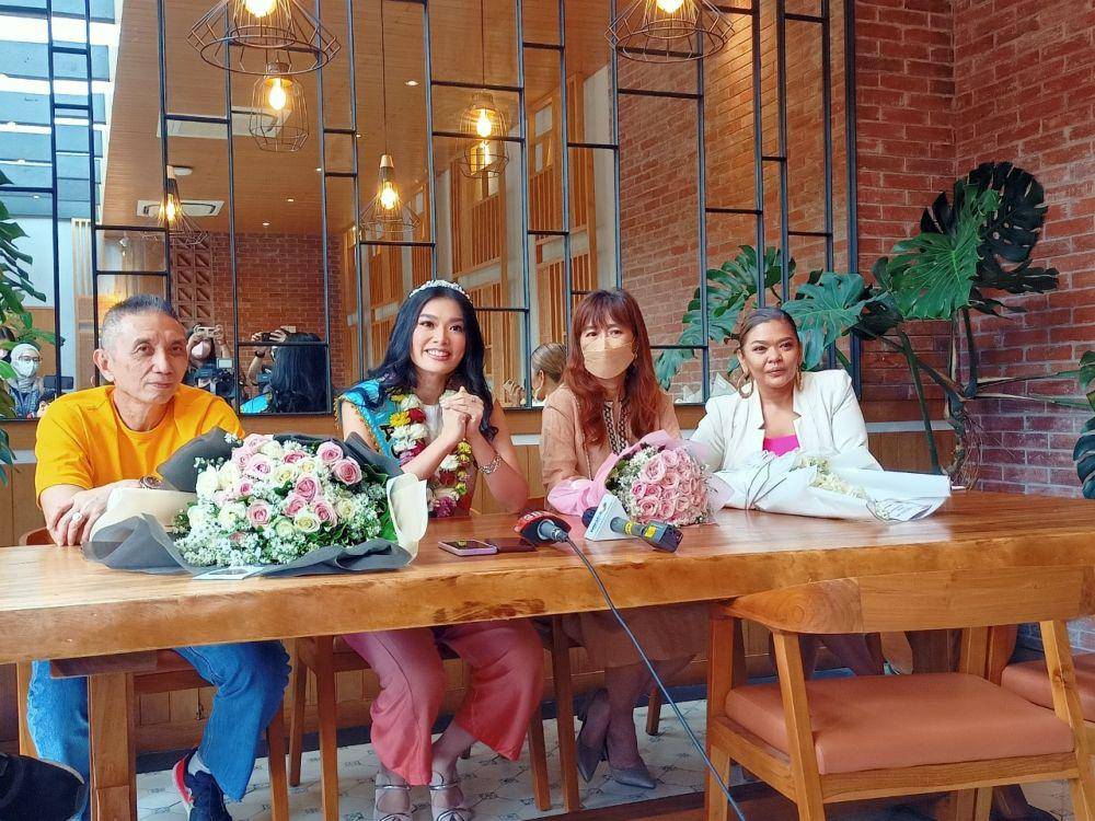 Potret kedatangan Carla Yules di Indonesia dengan membawa gelar Miss World Asis 2021 (IDN Times/M. Tarmizi Murdianto)