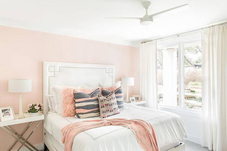 White pink bedroom (dok.decorpad.com)