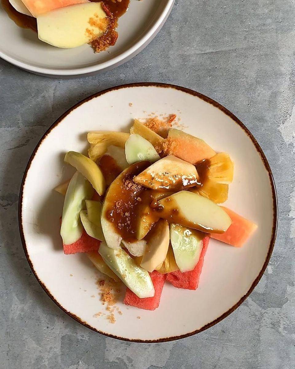 rujak buah (instagram.com/zuliner)