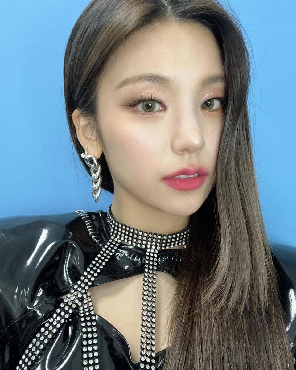 ilustrasi make up ala member ITZY (instagram.com/itzy.all.in.us)