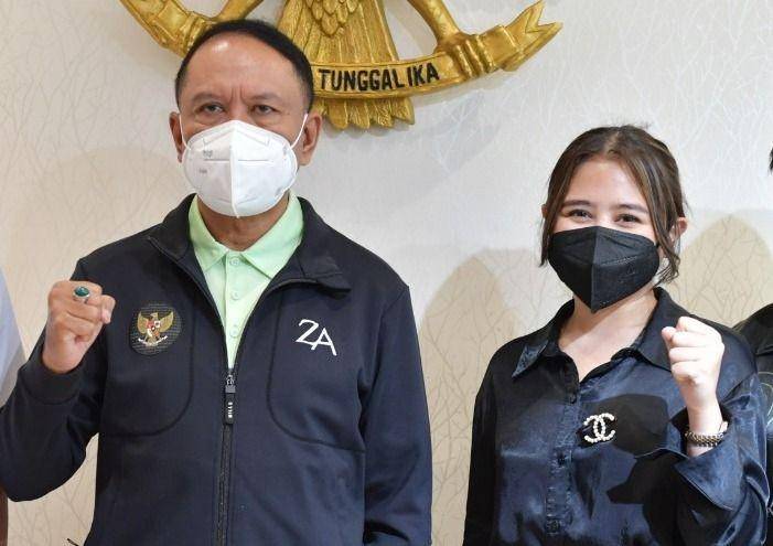 Menpora dan Prilly Latuconsina di Kemenpora. (kemenpora.go.id)