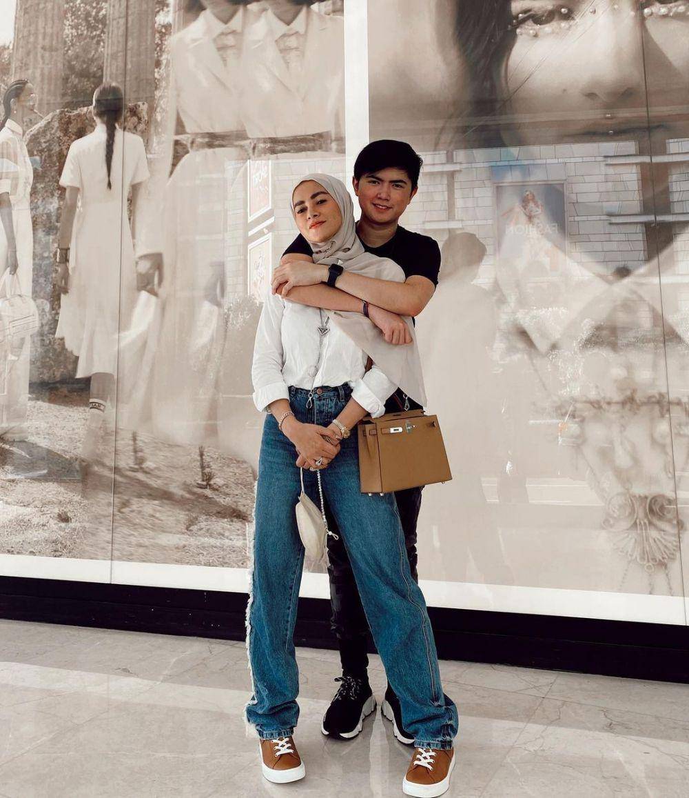 potret Olla Ramlan dan anak (instagram.com/ollaramlan)
