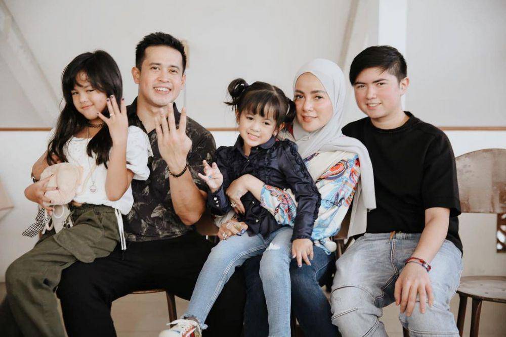 potret Olla Ramlan dan anak (instagram.com/ollaramlan)