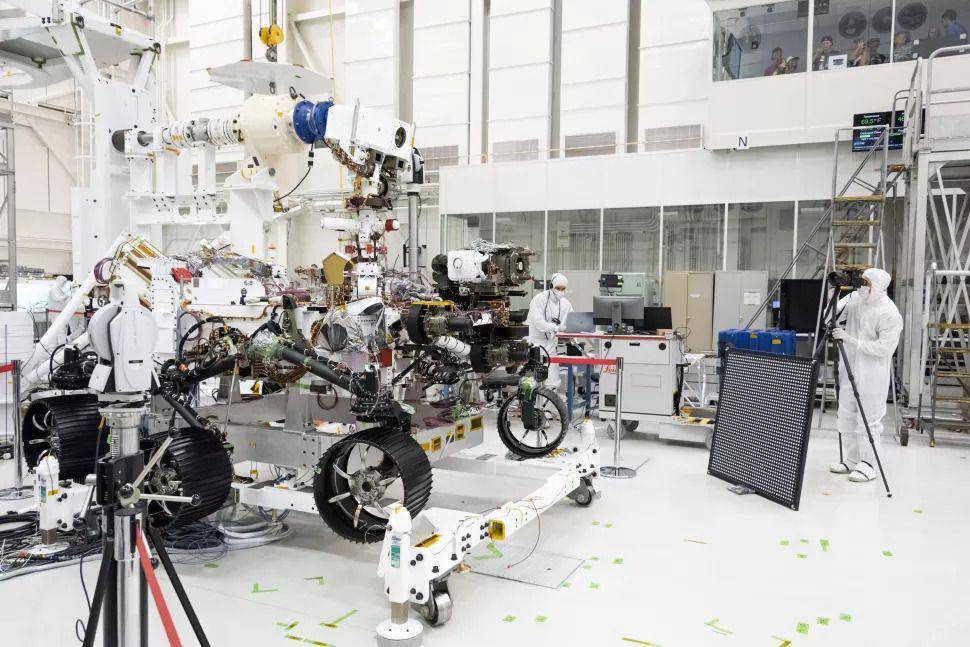 pemeriksaan kamera pada rover untuk misi Mars 2020 (NASA/JPL-Caltech)